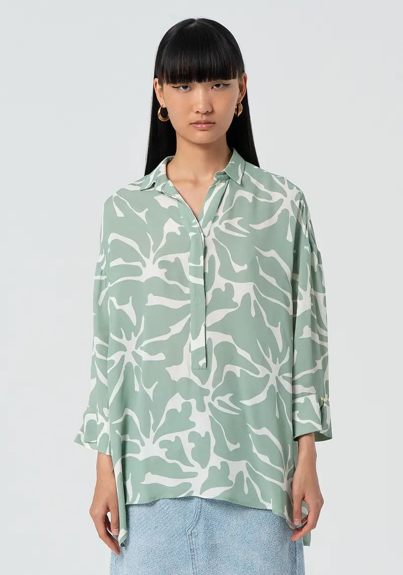 Blusa ampia in fantasia floreale