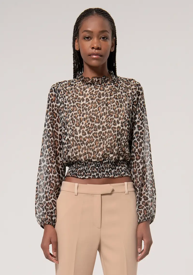 Blusa cropped plissettata in fantasia animalier