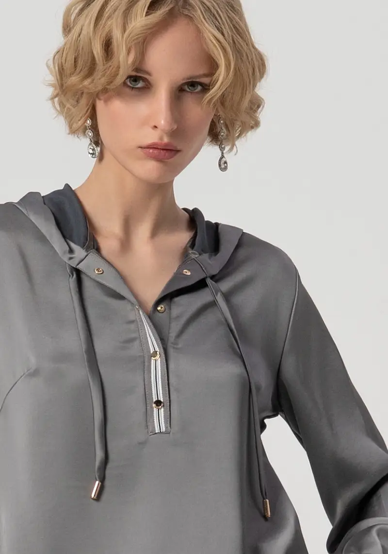 Blusa regular in raso con cappuccio miniatura 2