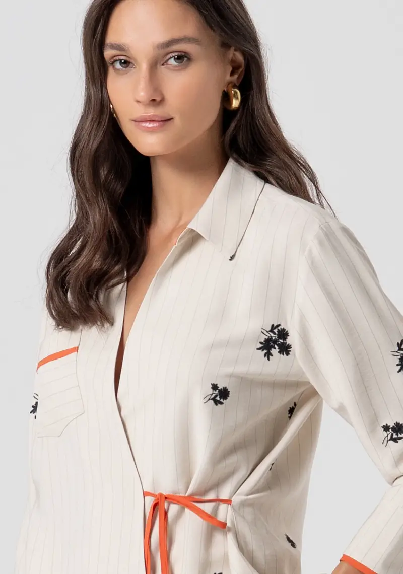 Blusa regular in tessuto gessato con ricami floreali miniatura 2