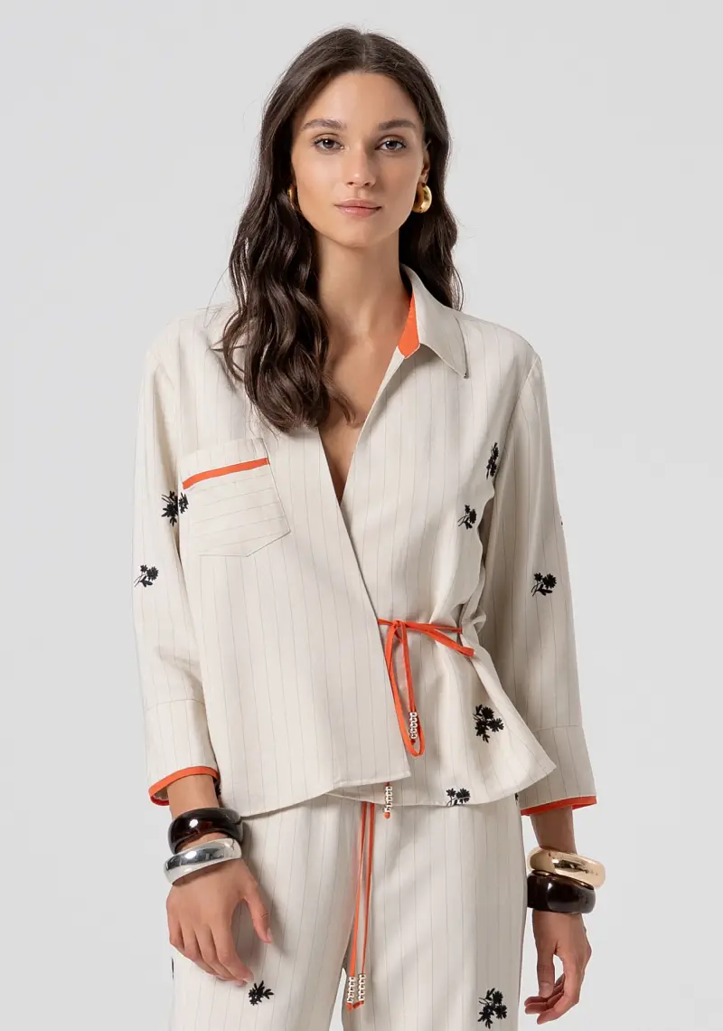 Blusa regular in tessuto gessato con ricami floreali