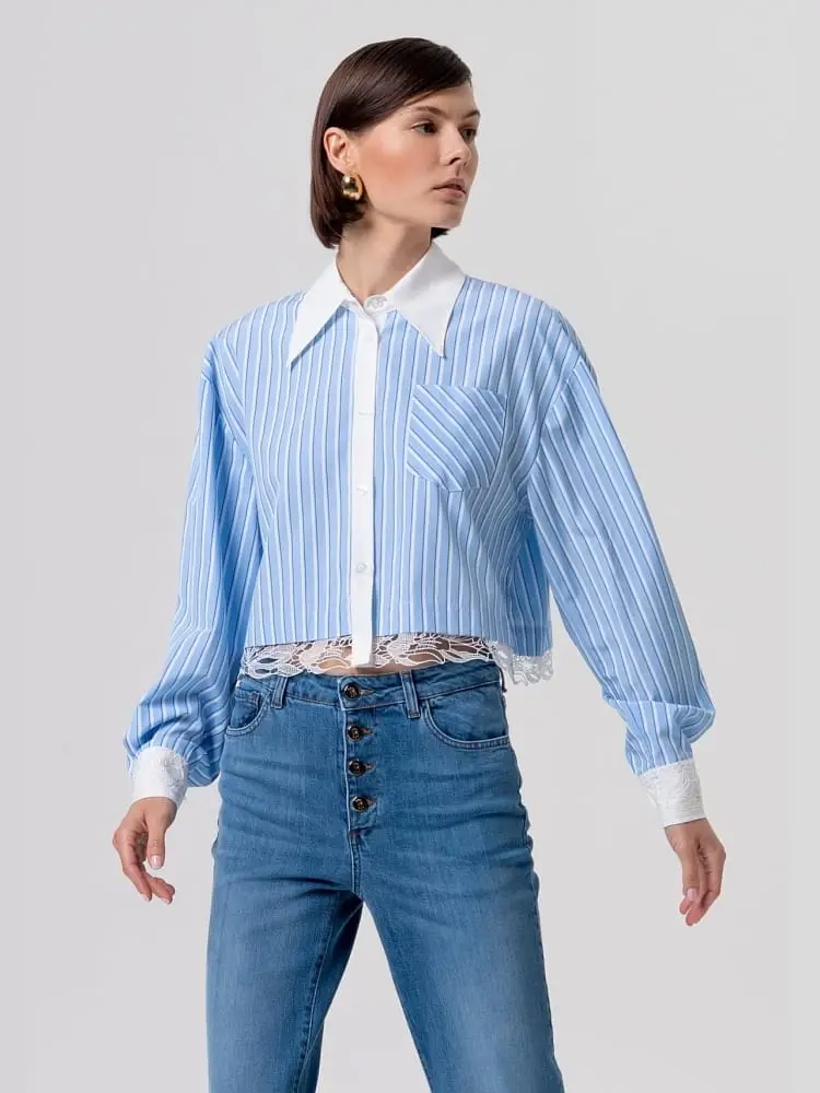 camicia over a righe crop azzurra con pizzo