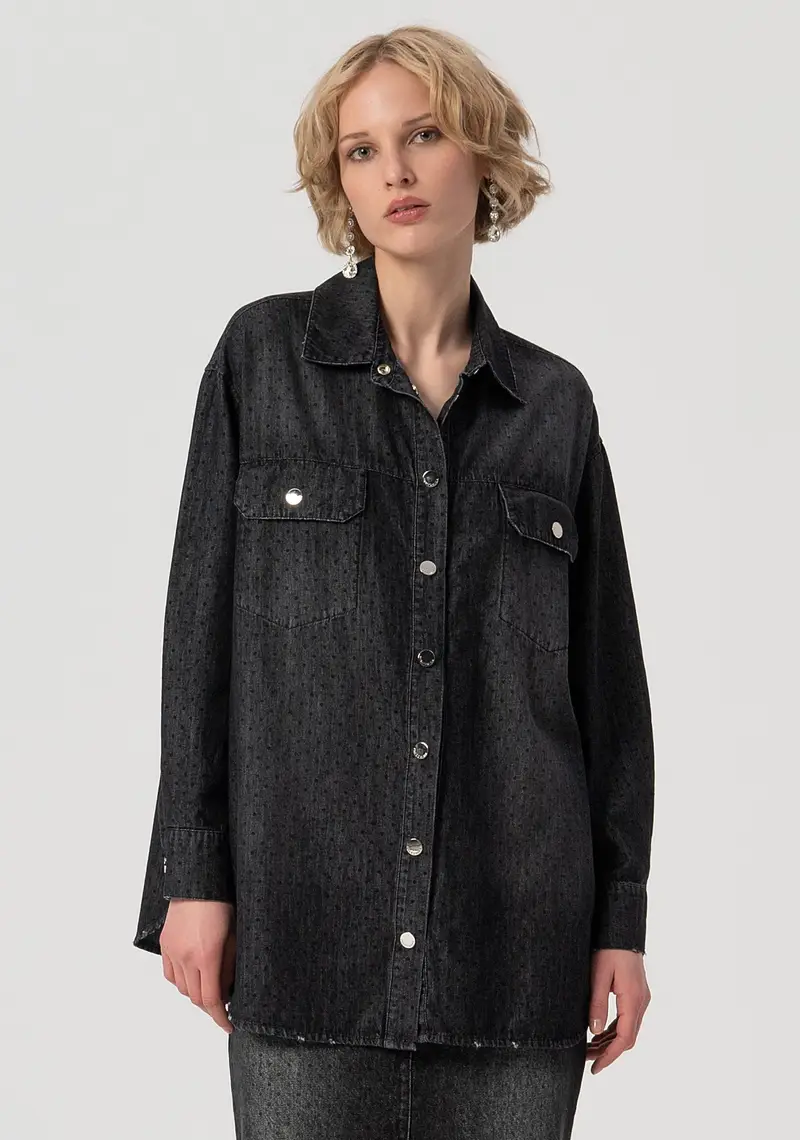 Camicia over in denim nero a pois con lavaggio medio