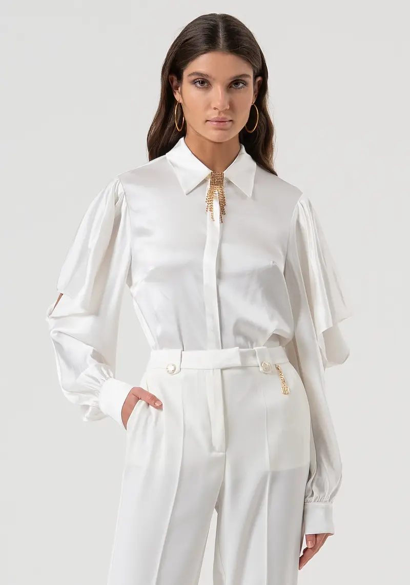 Camicia regular con accessorio gioiello sul collo