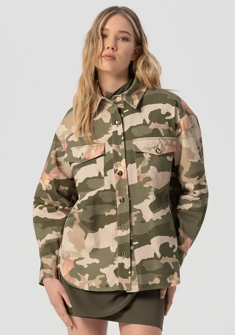 Camicia regular in cotone con fantasia mimetica