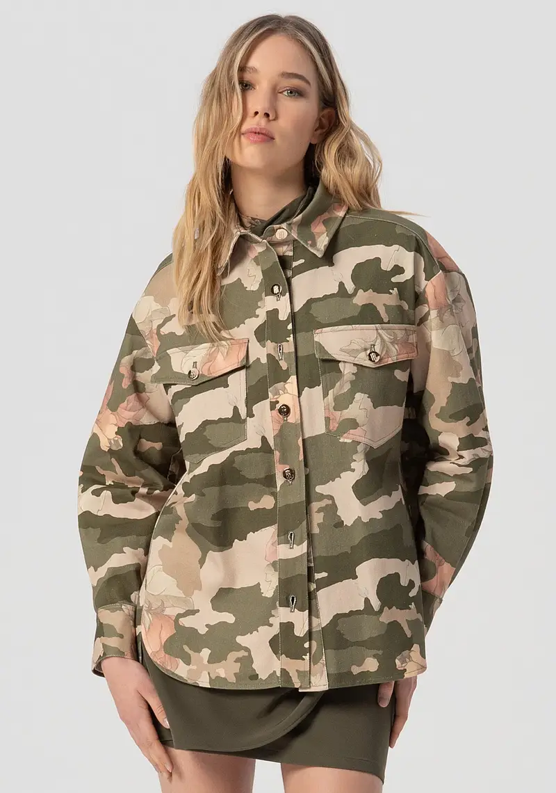 Camicia regular in cotone con fantasia mimetica