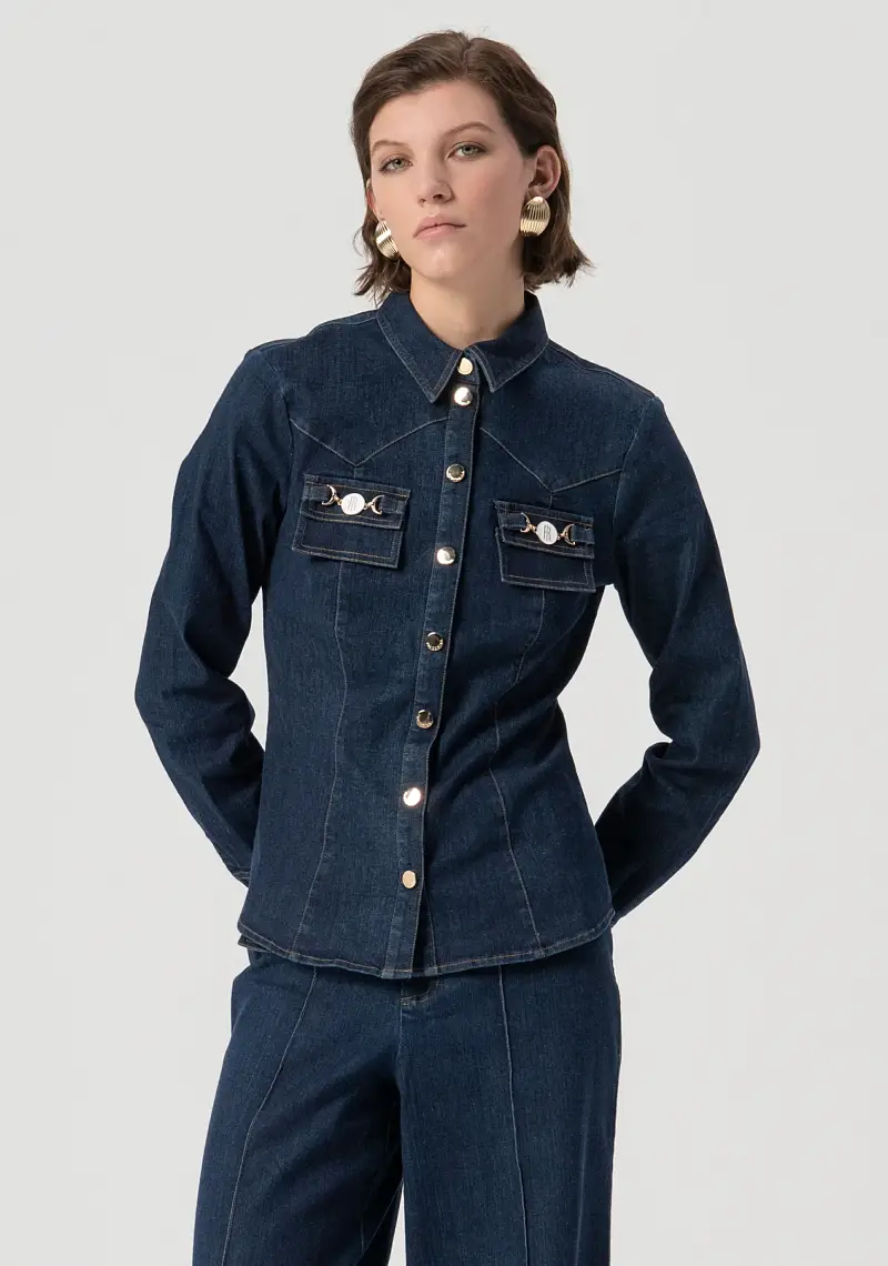 Camicia slim in denim con lavaggio medio
