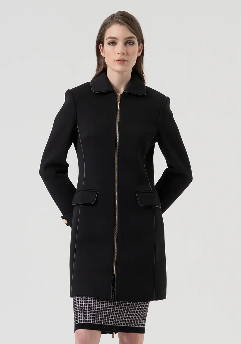 Cappotto slim con zip centrale per apertura