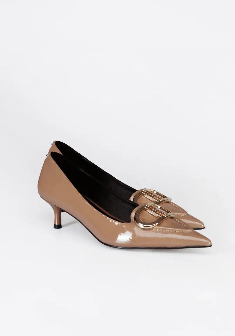 Décolleté Kitten Heel in Vernice con Fibbia Iconica miniatura 2