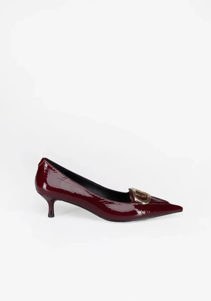 Décolleté Kitten Heel in Vernice con Fibbia Iconica