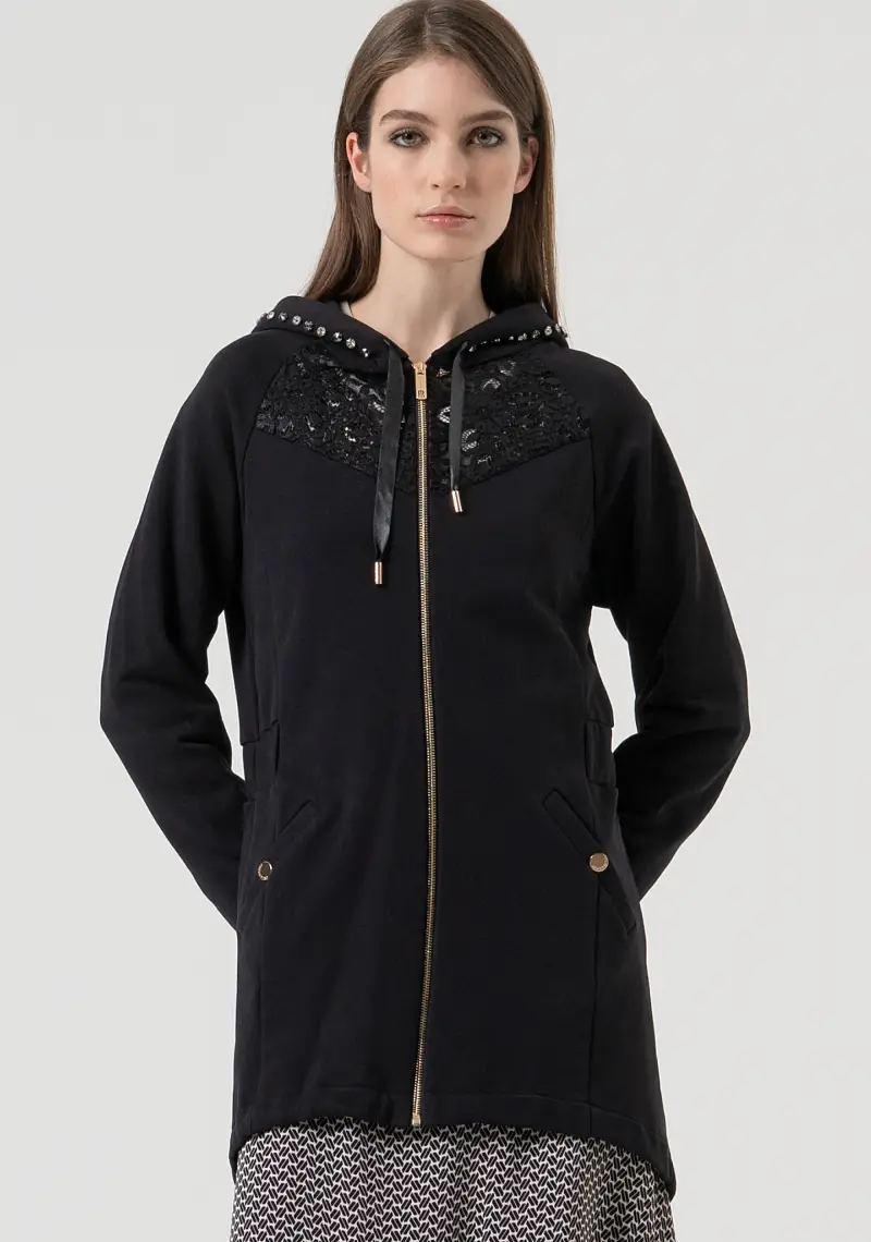 Felpa regular lunga con cappuccio con pietre applicate