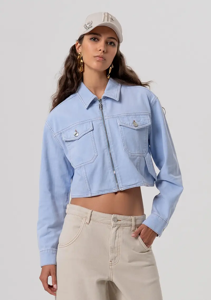 Giacca cropped in denim con lavaggio chiaro