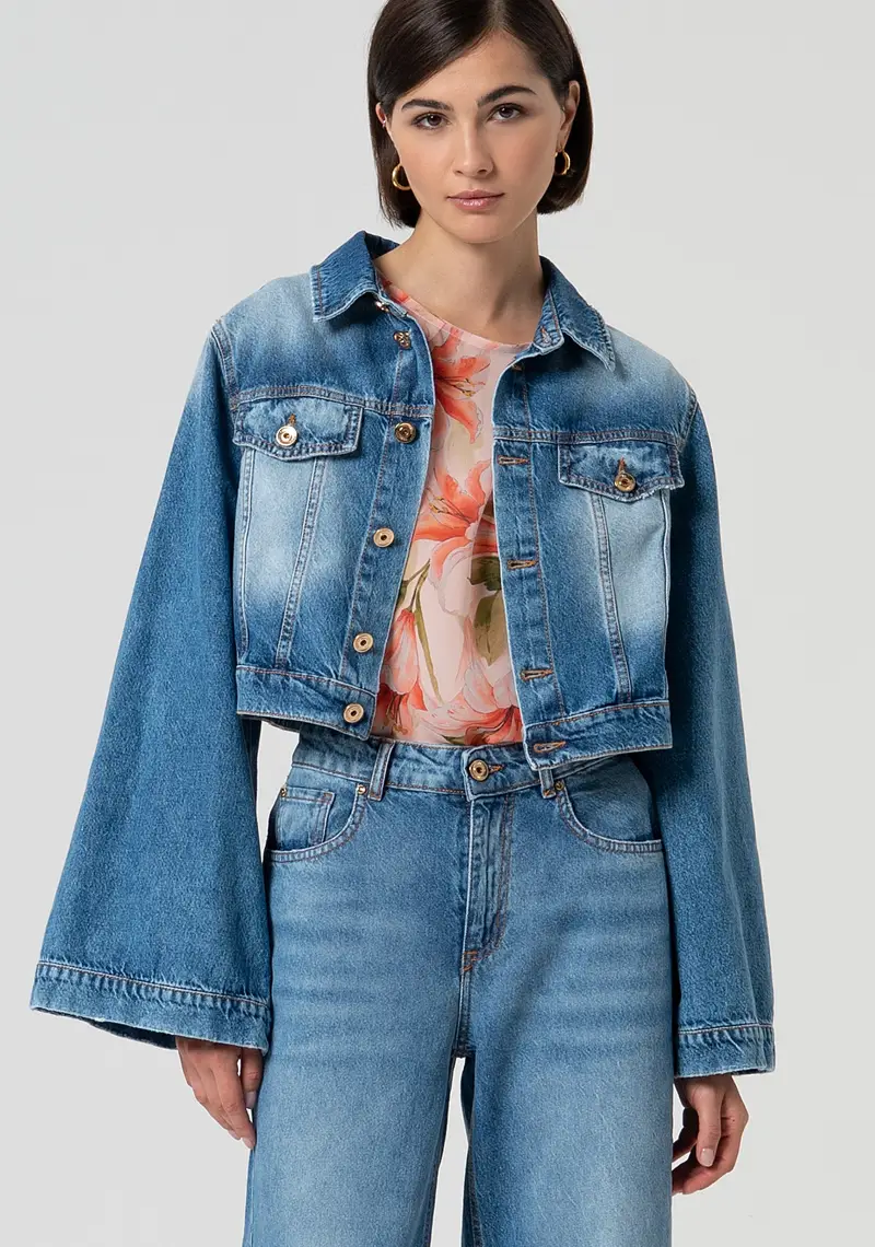 Giacca cropped in denim con lavaggio medio