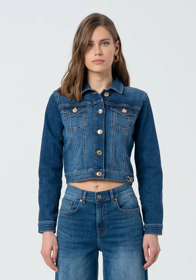 Giacca regular cropped in denim con lavaggio medio
