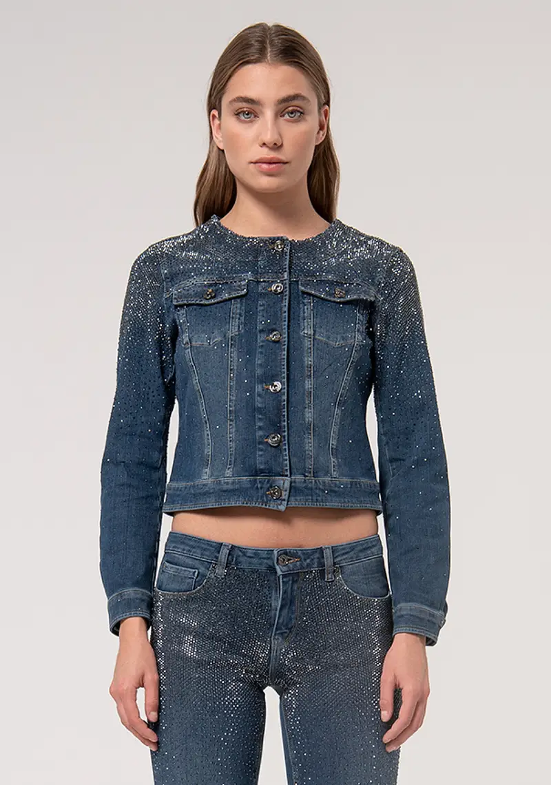 Giacca regular in denim con lavaggio medio e strass applicati