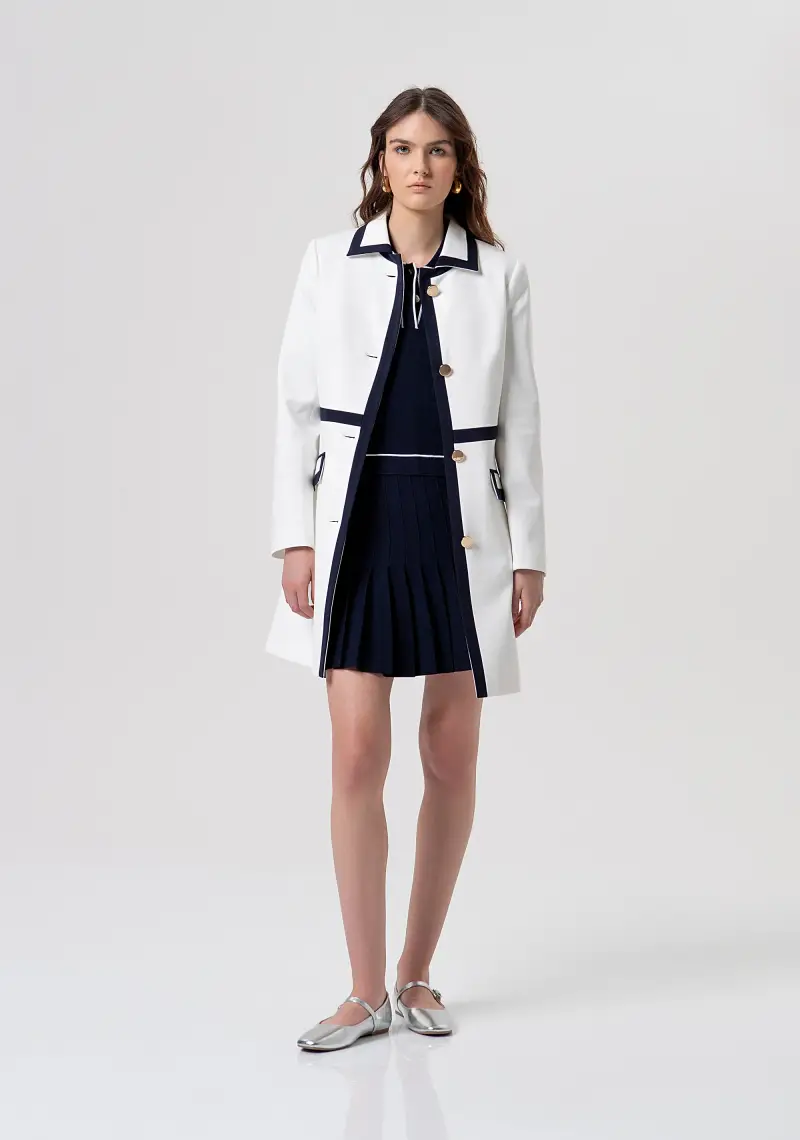 Giacca slim modello spolverino con apertura centrale con bottoni