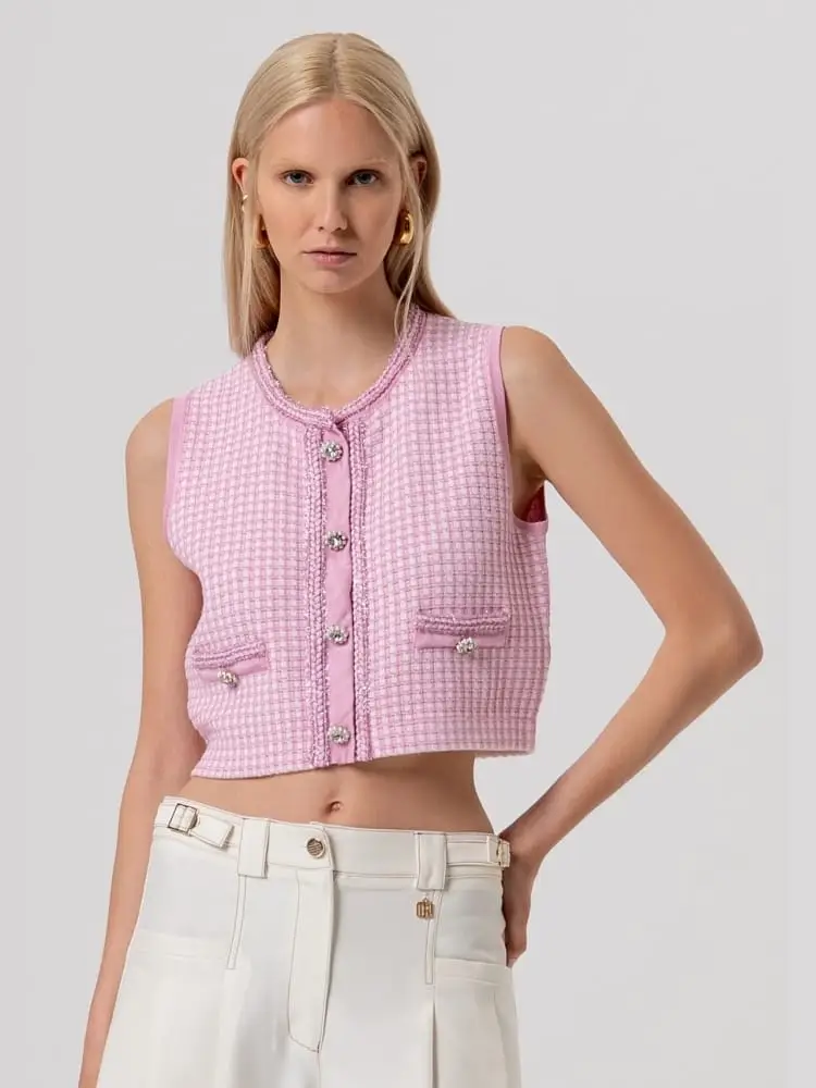 gilet in tweed bianco e rosa con passamanerie e bottoni gioiello