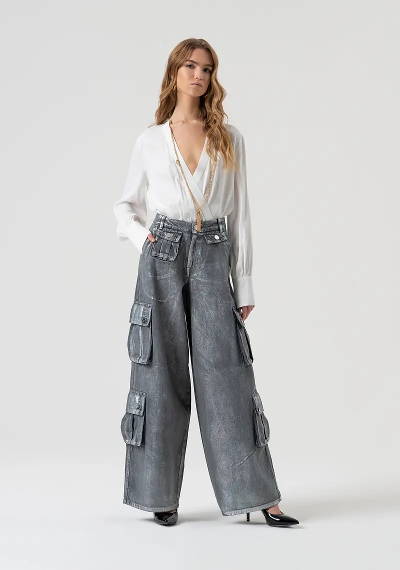 Jeans baggy cargo in denim con spalmatura