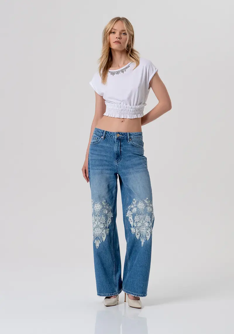 Jeans flare wide leg in denim con lavaggio medio