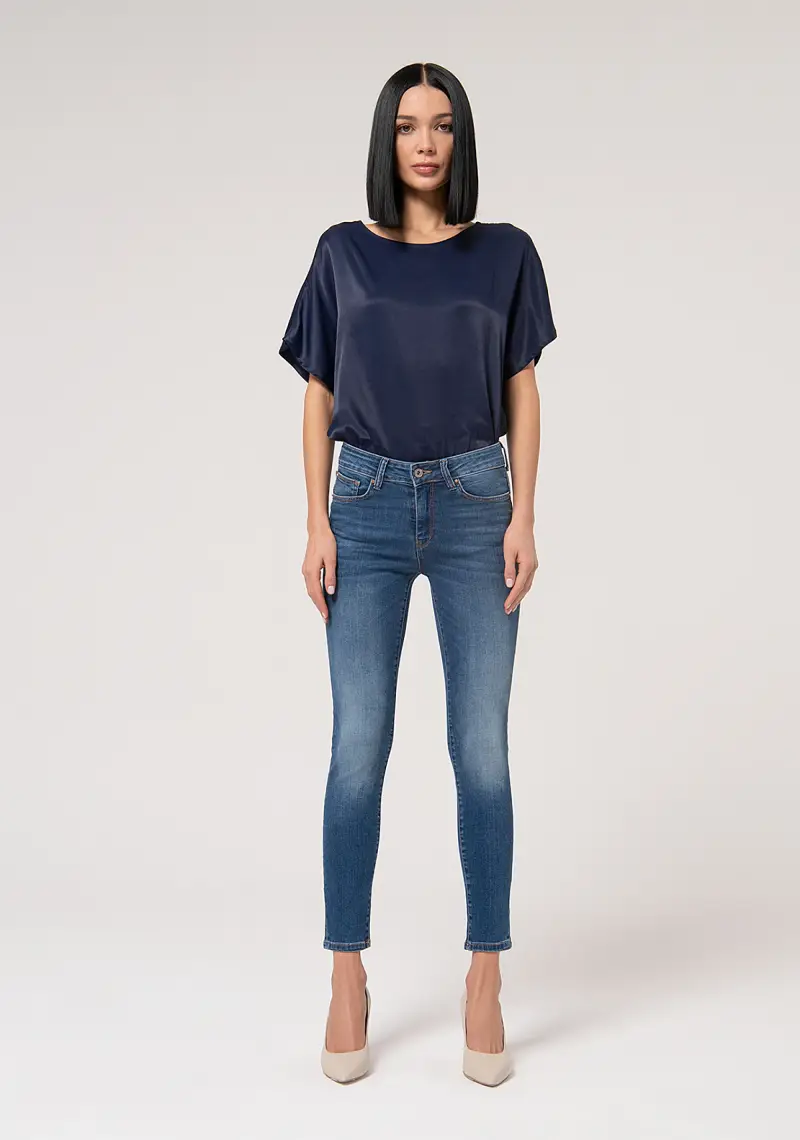 Jeans slim effetto perfect shape in denim stretch con lavaggio medio