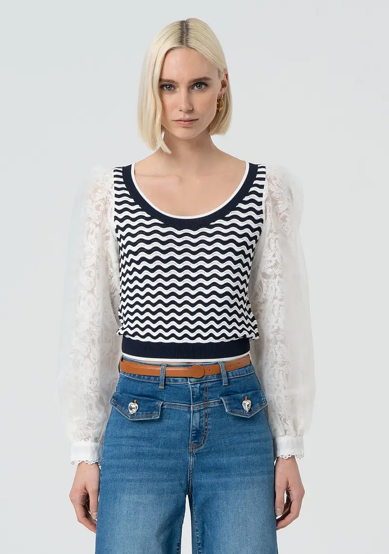 Maglia aderente a righe con maniche lunghe in pizzo