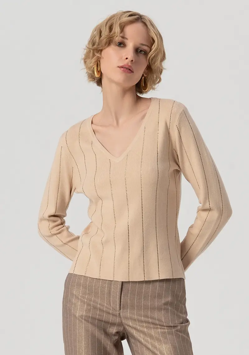 Maglia slim a coste con strass applicati