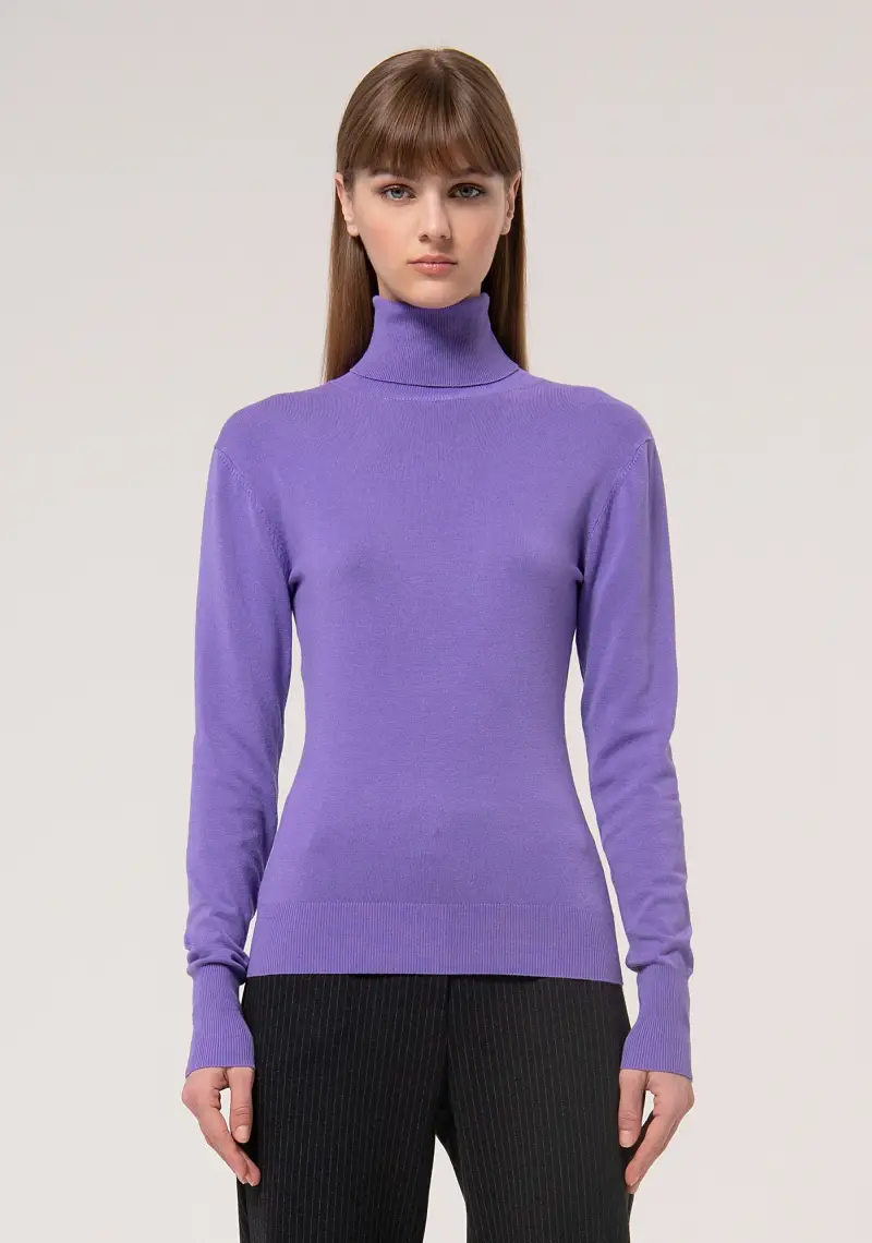 Maglia slim basica con collo alto