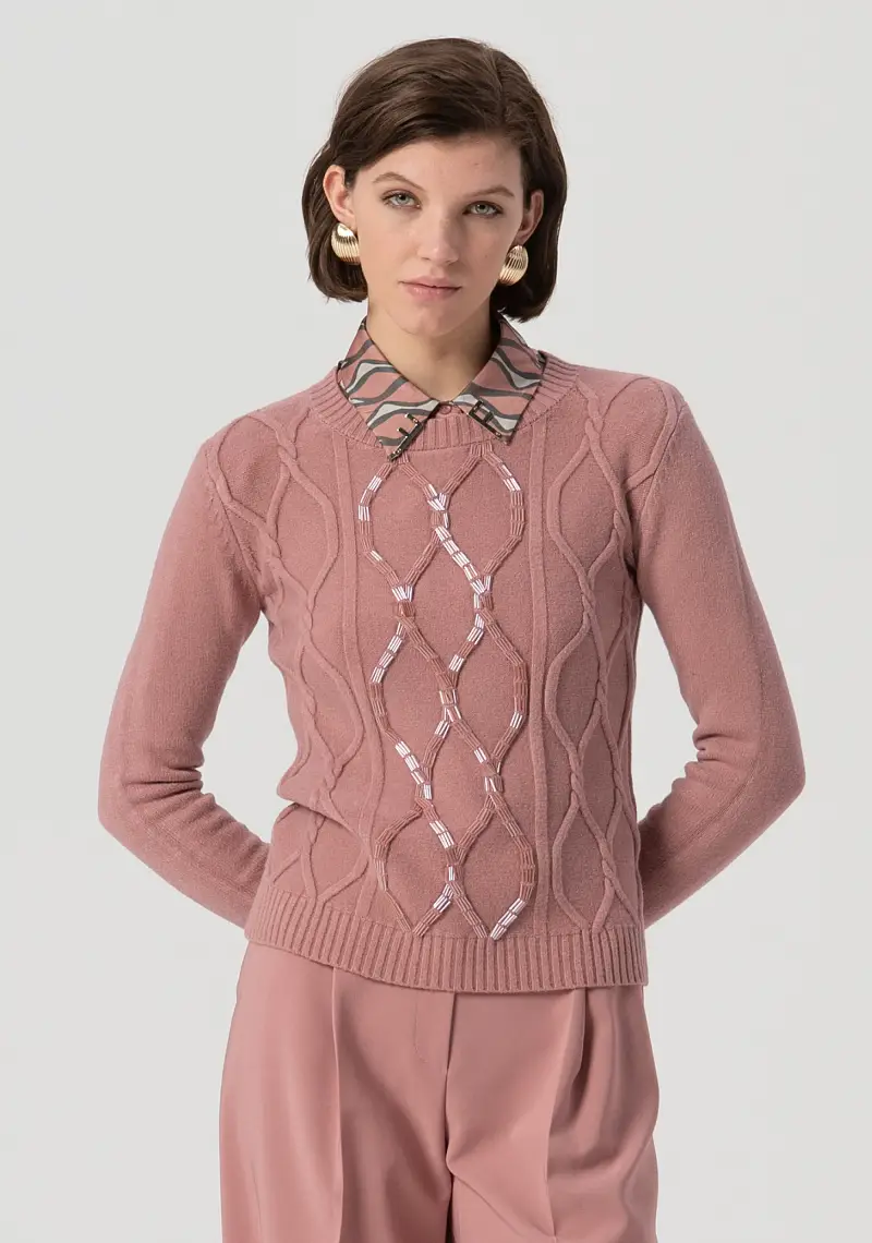 Maglia slim con punto treccia e baguette applicate