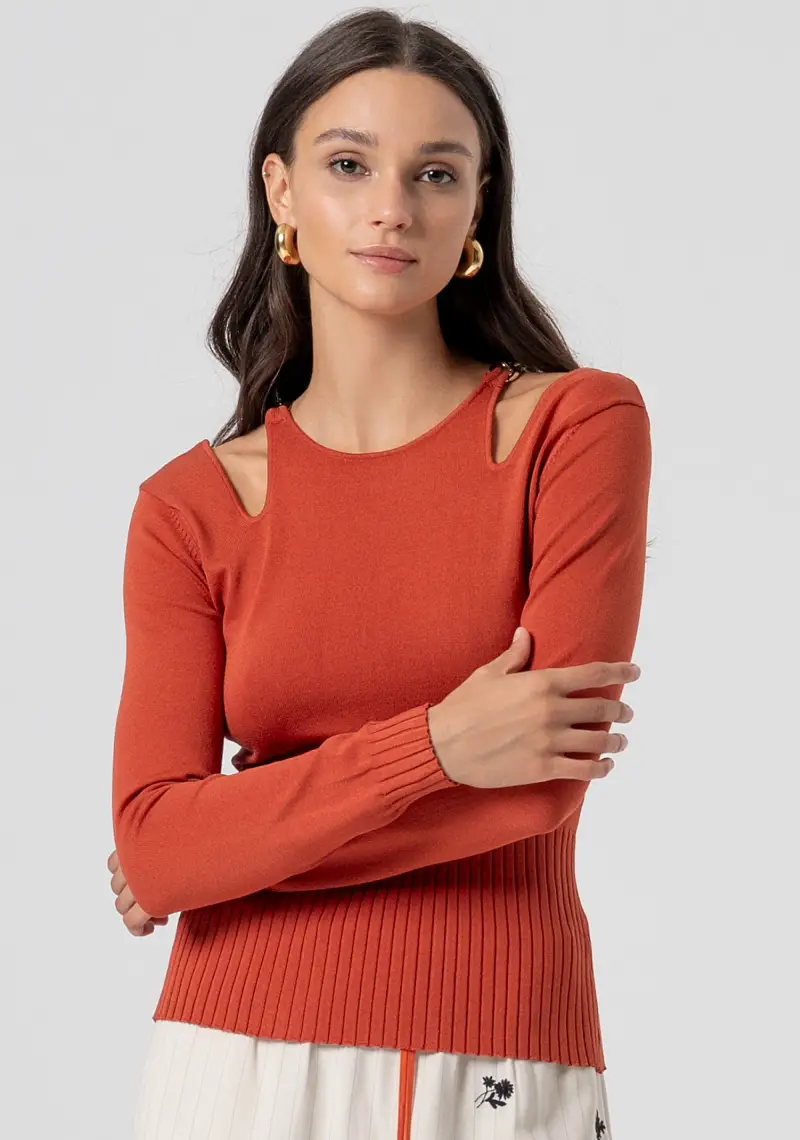 Maglia slim girocollo con cut out