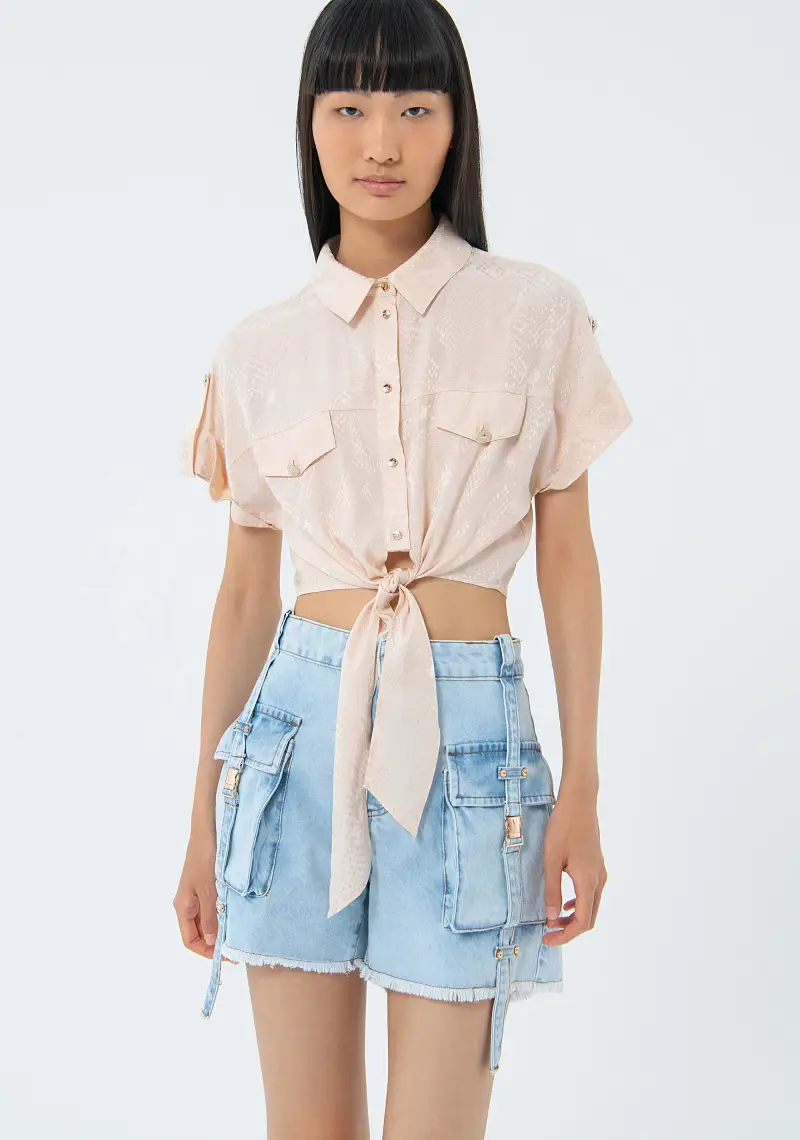 Pantaloncini cargo in denim con lavaggio bleached miniatura 2