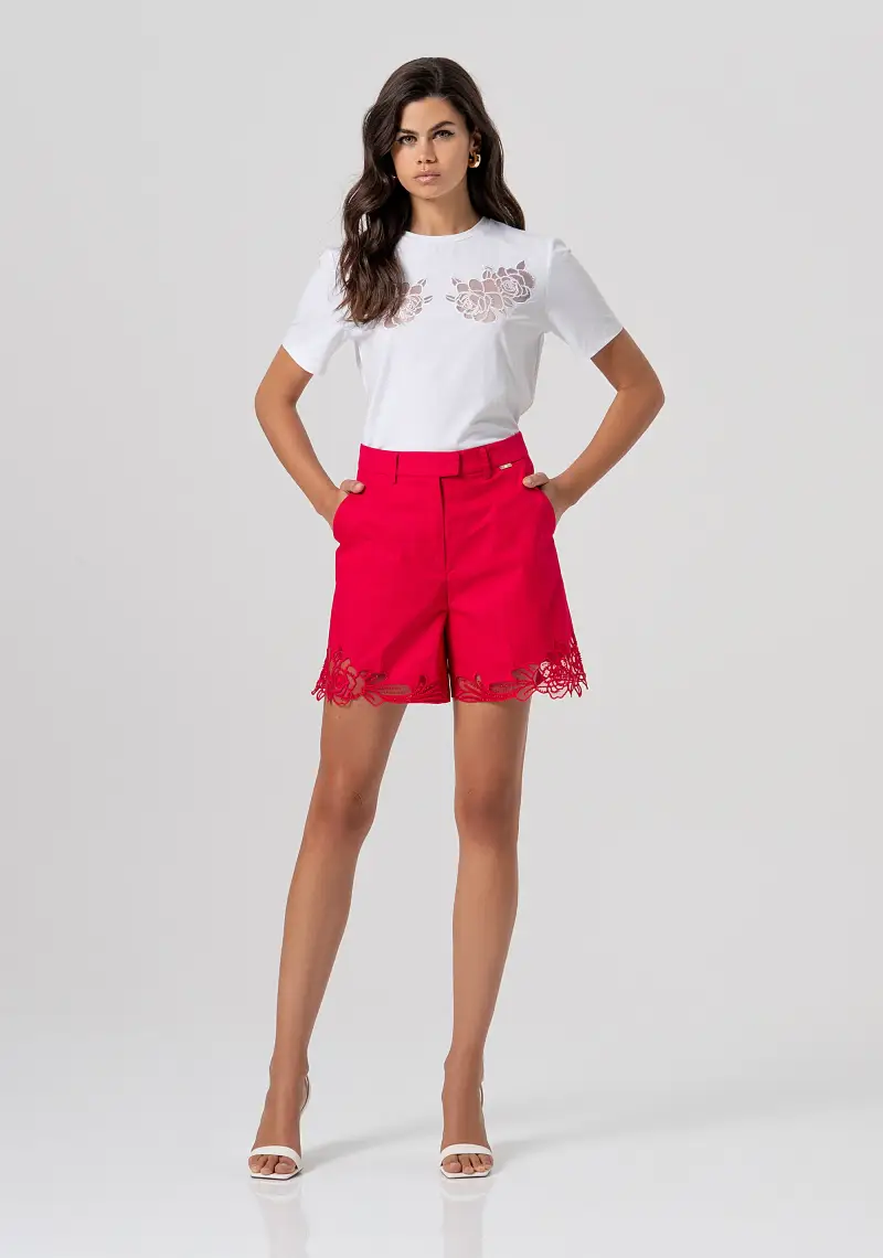 Pantaloncini regular con ricami sul fondo