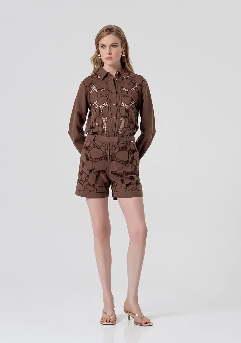 Pantaloncini regular in tessuto con ricami