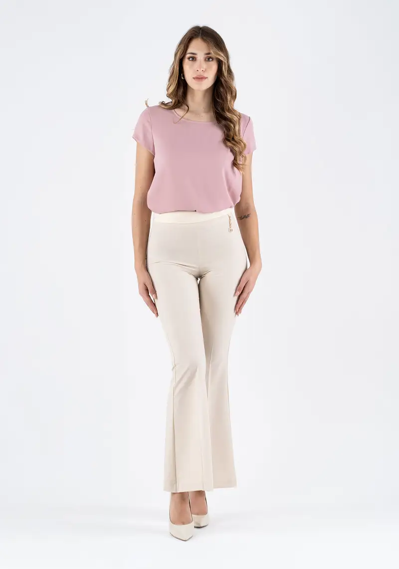 Pantalone a zampa vita alta con taglio fasciante