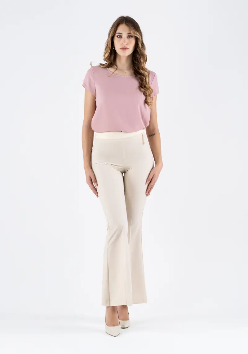 Pantalone a zampa vita alta con taglio fasciante