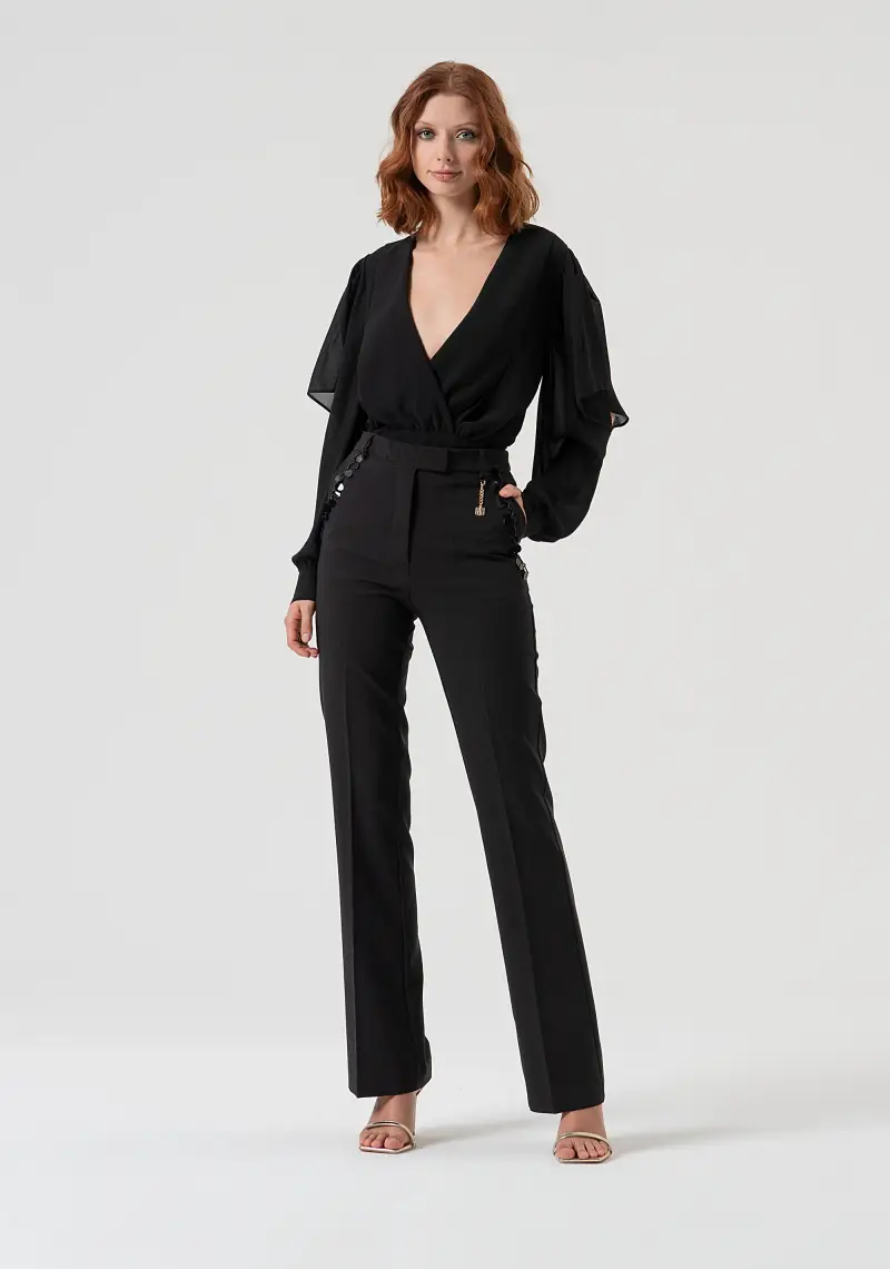 Pantalone bootcut con paillettes sulle tasche