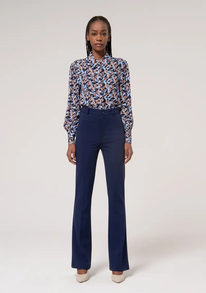 Pantalone bootcut in tessuto stretch