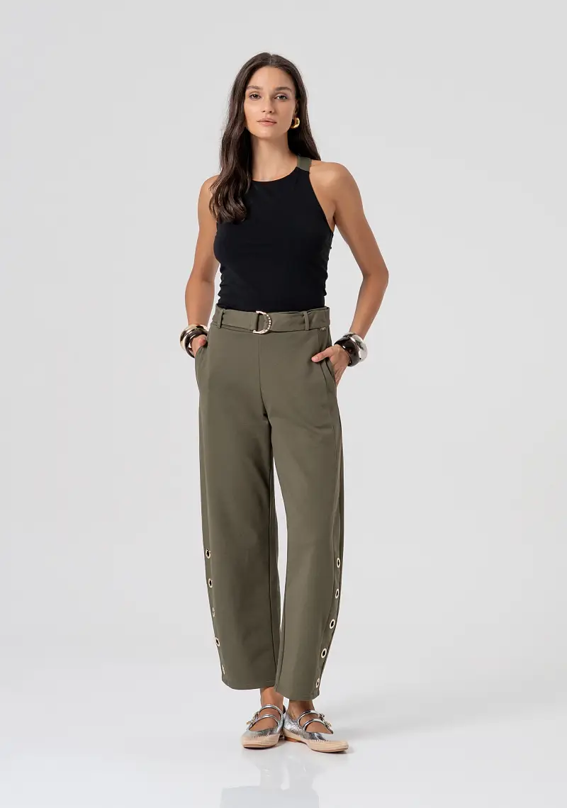 Pantalone carrot balloon fit in felpa con occhielli vela applicati