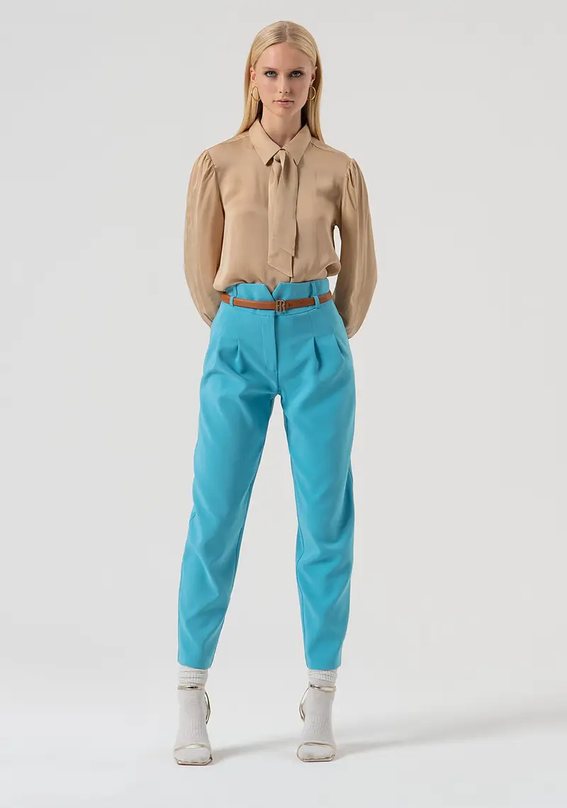 Pantalone carrot in tessuto stretch