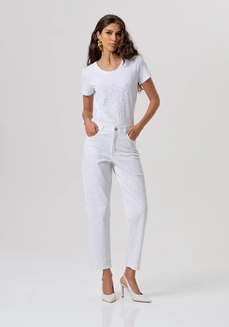 Fracomina Pantalone carrot mom fit bianco in tessuto bull con strass
