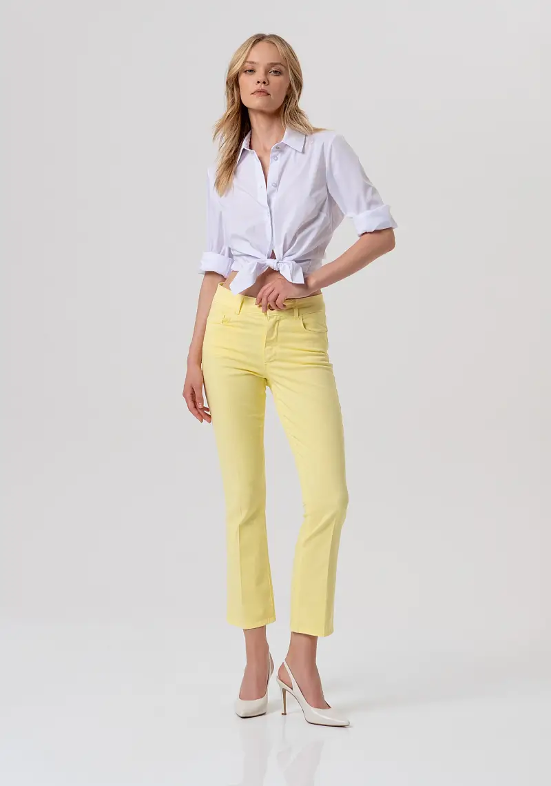 Pantalone cropped effetto push up in gabardina