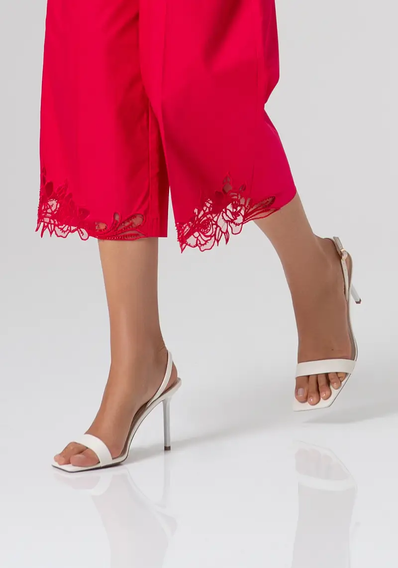 Pantalone cropped in cotone con ricami sul fondo miniatura 2