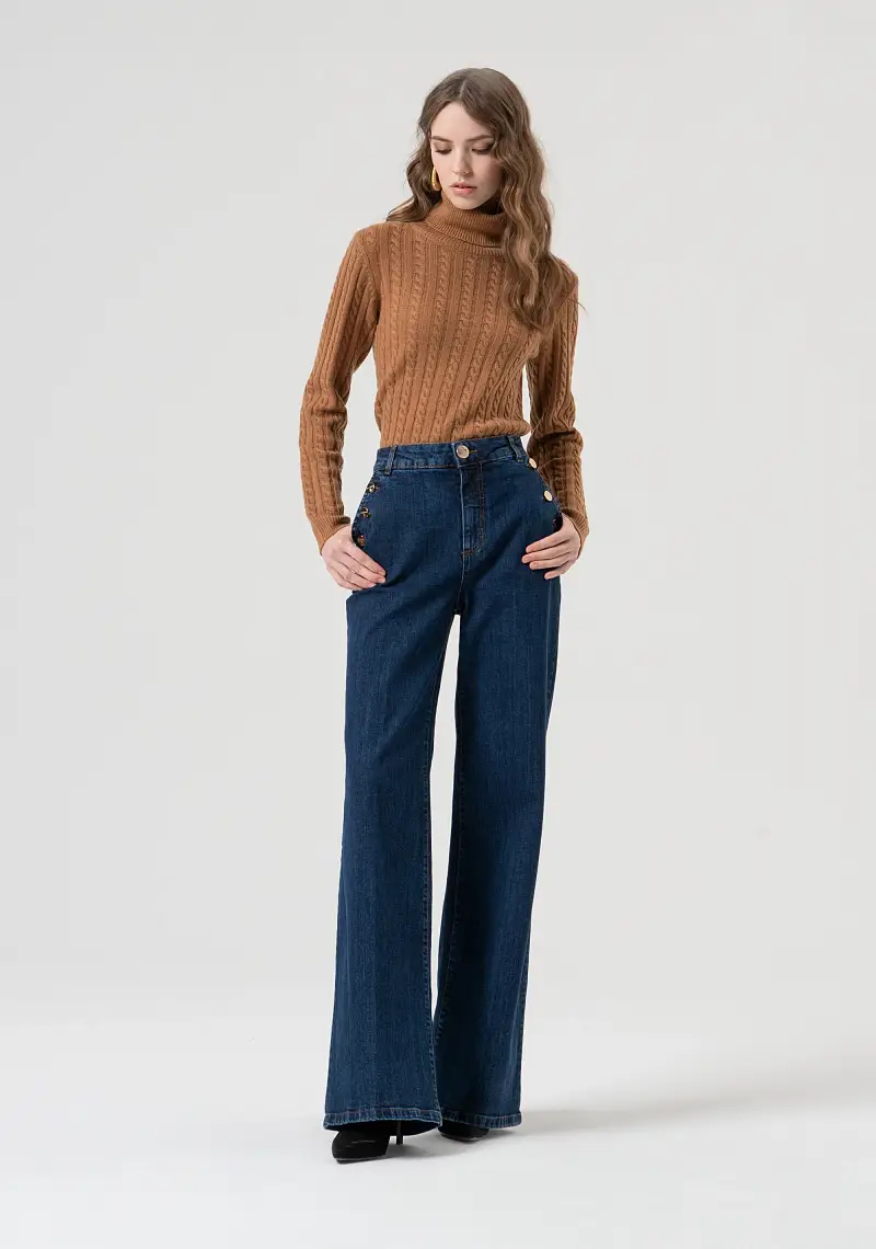 Pantalone flare in denim con lavaggio scuro