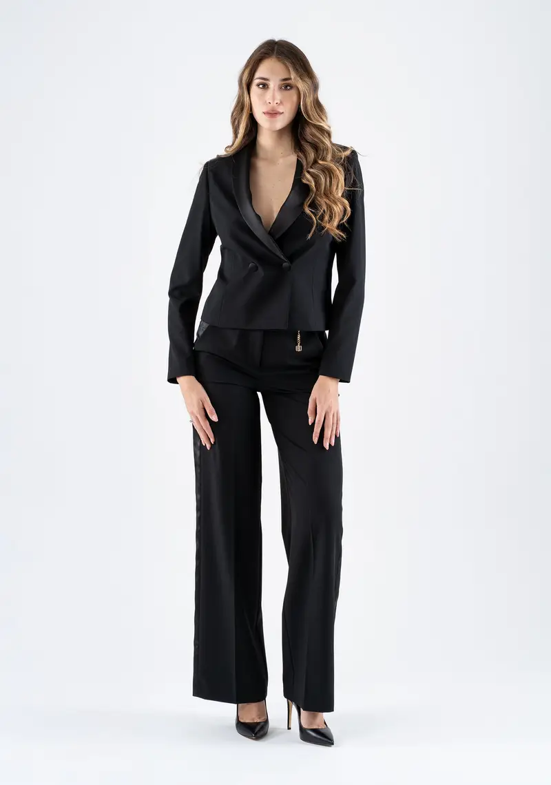 Pantalone palazzo elegante con vita alta e tasche