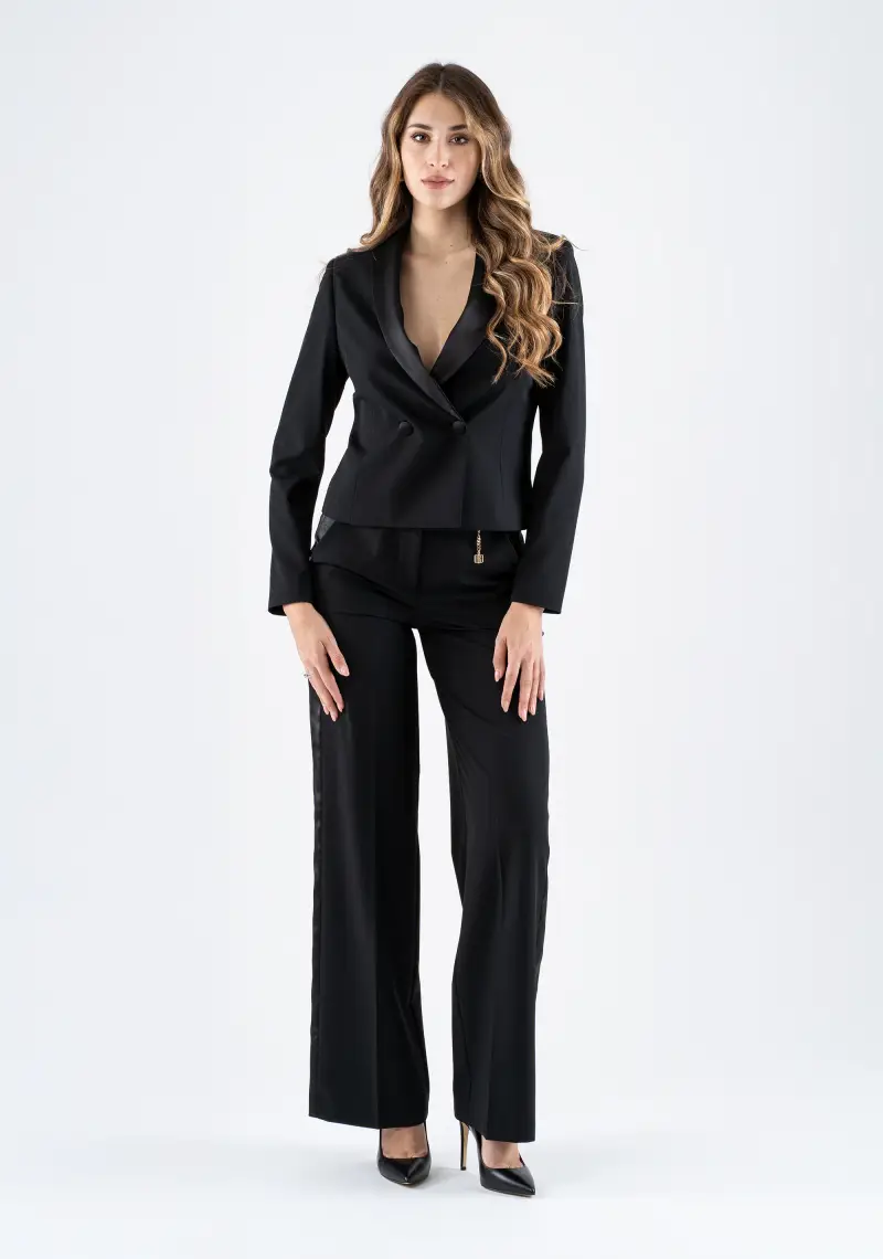 Pantalone palazzo elegante con vita alta e tasche