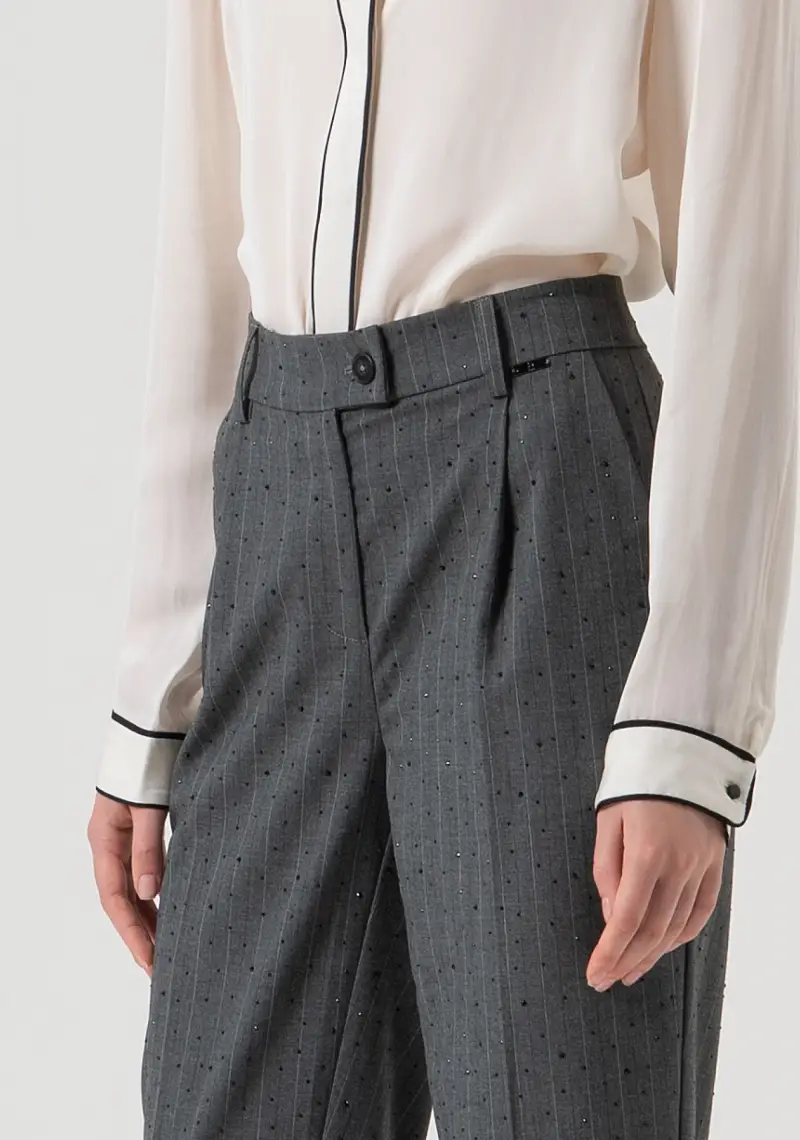 Pantalone regular chino in tessuto gessato con strass miniatura 2