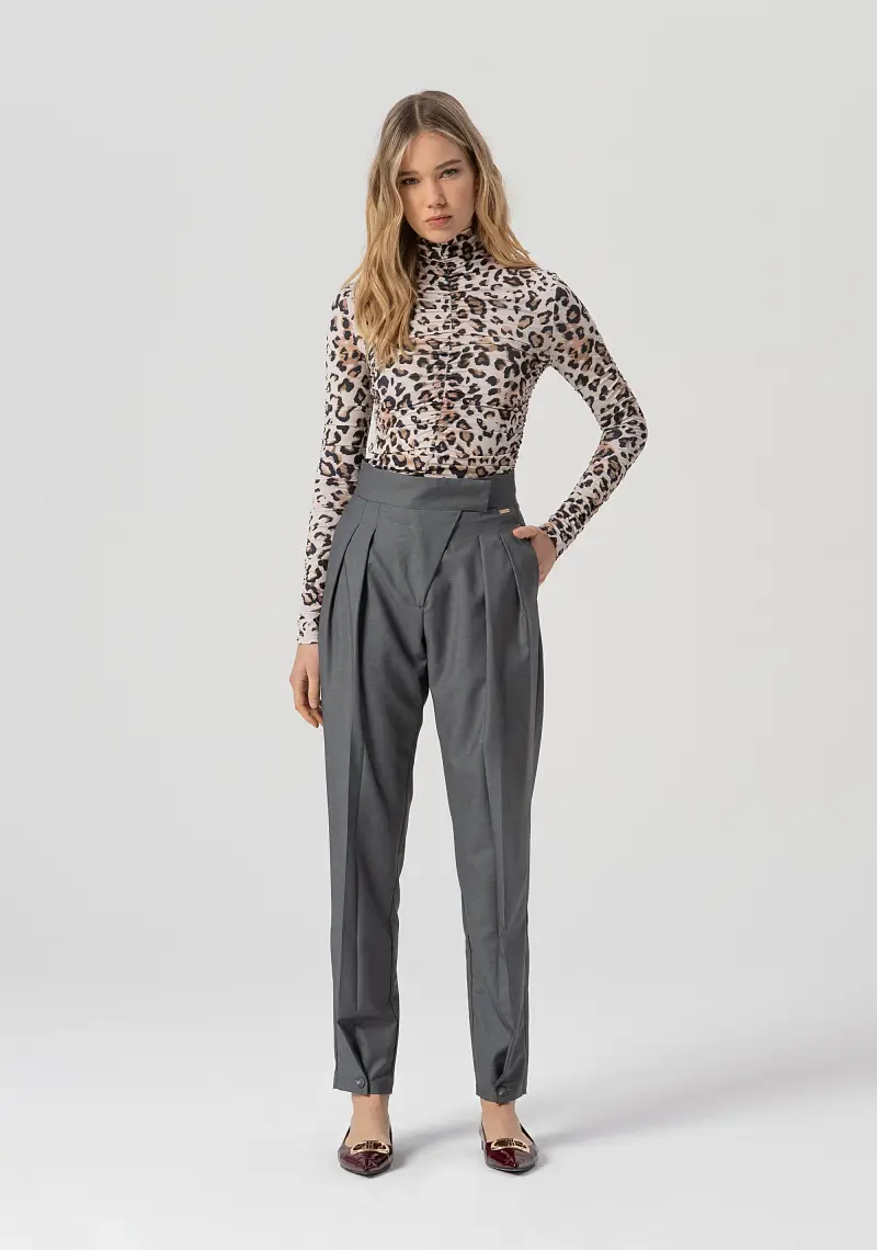 Pantalone regular con pences sul davanti