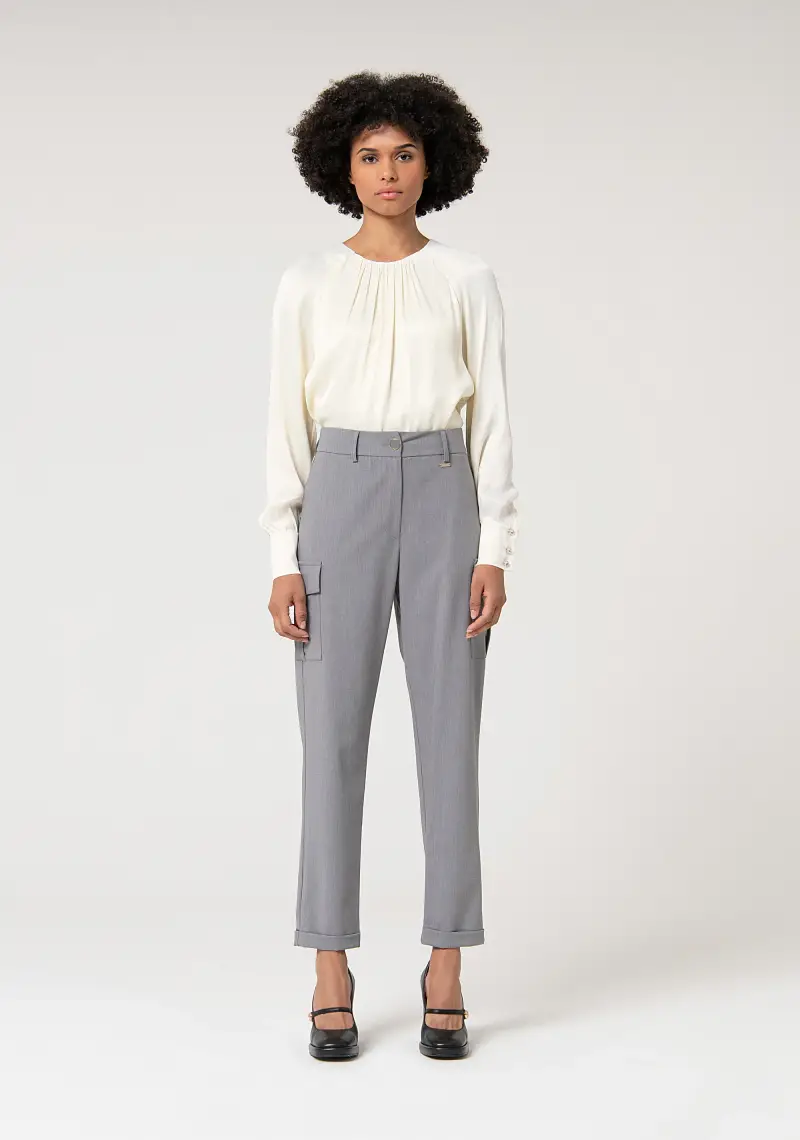 Pantalone regular con tasconi laterali