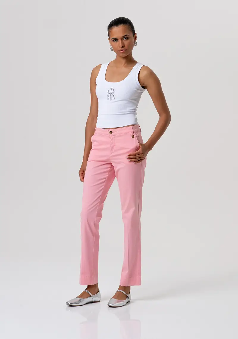 Pantalone regular modello chino in gabardina