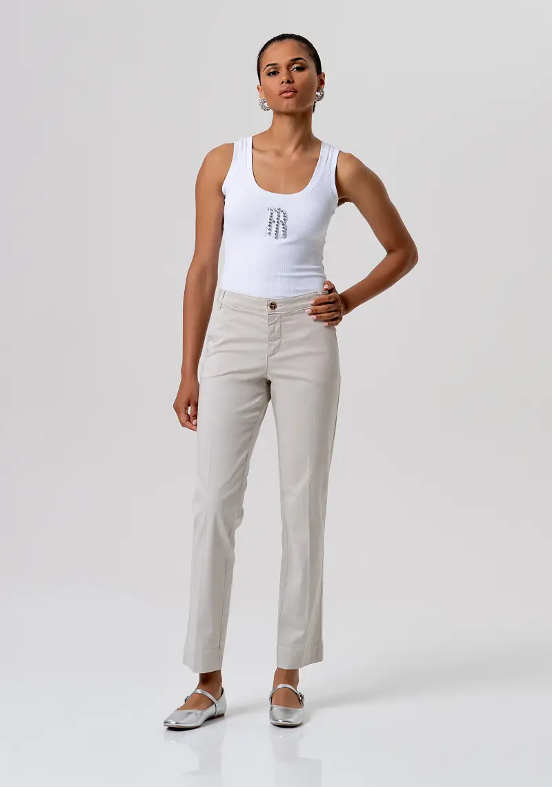 Pantalone regular modello chino in gabardina