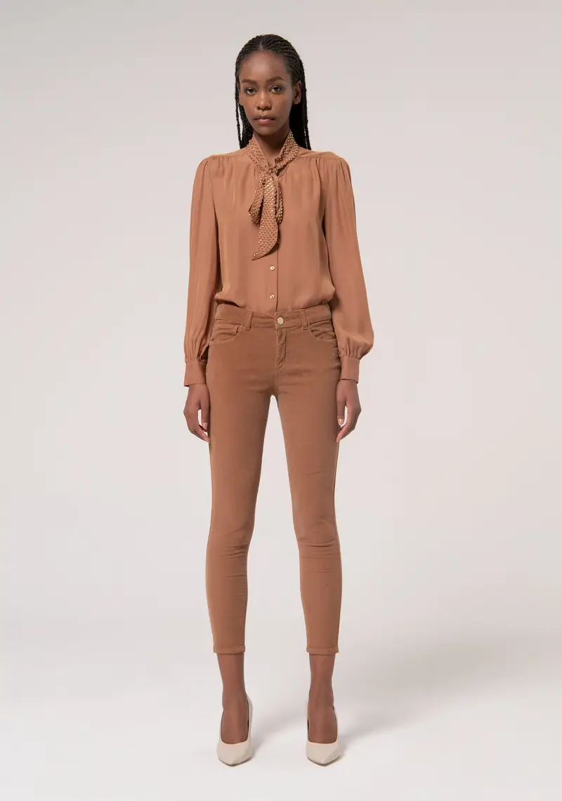 Pantalone slim effetto perfect shape in velluto rigato